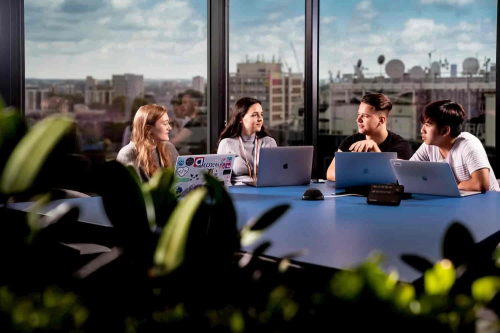 7 Subtle Habits of People Who Avoid Being Targeted at Work