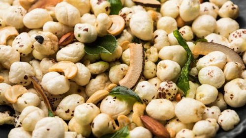 🥜 Makhana vs Peanuts: Which Snack Supports Weight Loss Better?